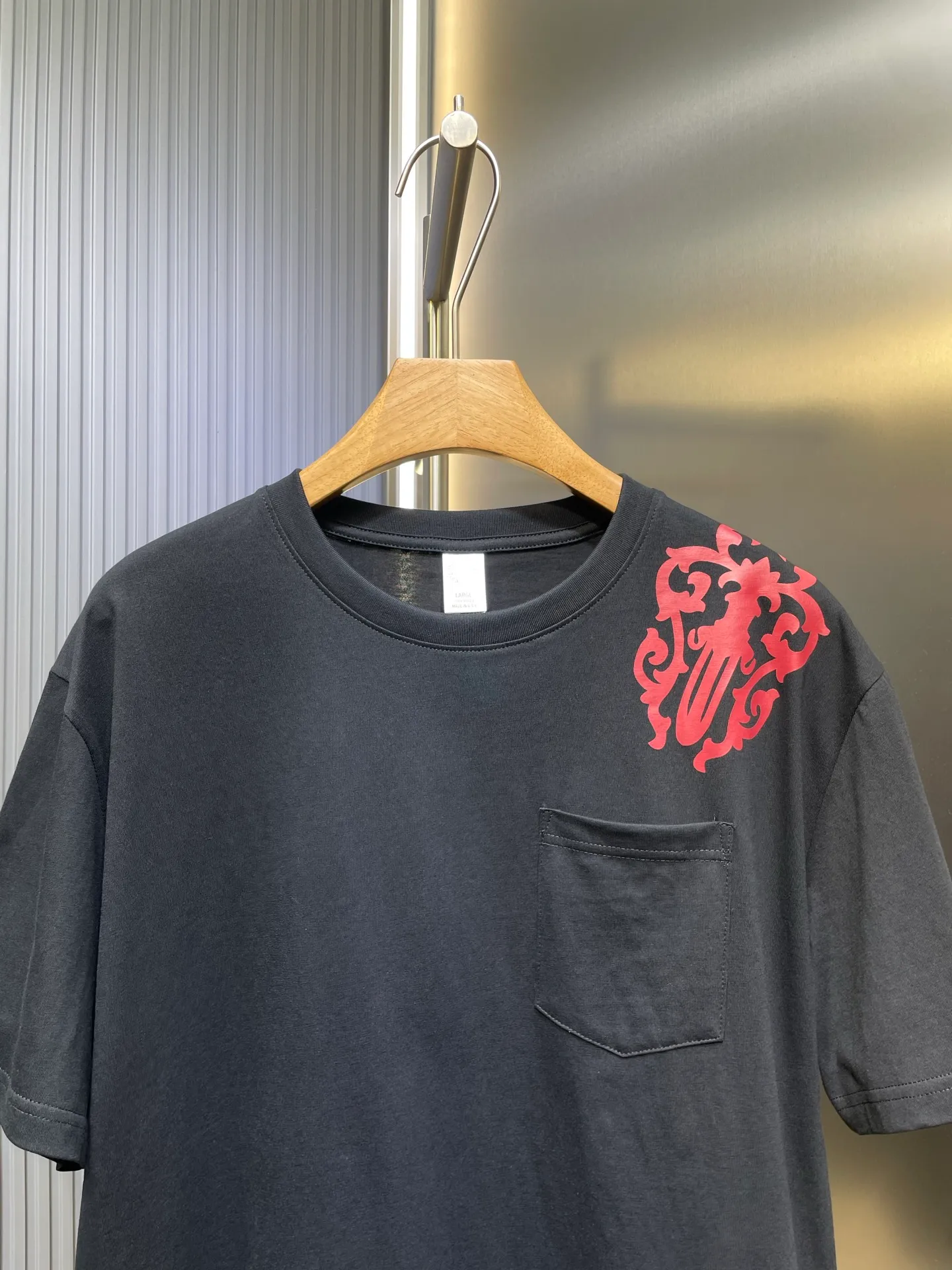 P250 Chrome Hearts 🌟[Top Original] Fabric: Cotton Material Description: The fabric is made of 26-woven 240-gram cotton material. Printing is very important. The ink used in the original version is beyond the standard printing. Generally, printing factories have no ability to restore it. After running to many factories, the final efforts paid off. The overall wiring is straight and delicate, the fabric is comfortable and soft, and the color is consistent without color difference. Can be matched with the same style to create a fashionable look, to suit various occasions, customized accessories, complete with three standards, same style for men and women size: s m l